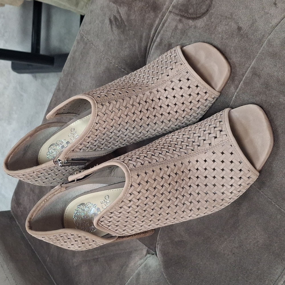 Vince Camuto heeled bootie leather size 9